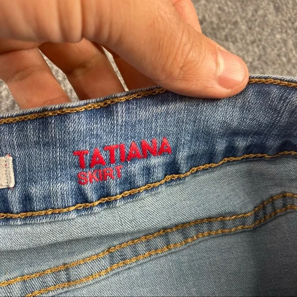 !it Jean skirt size 4 light wash distressed - Picture 6 of 9